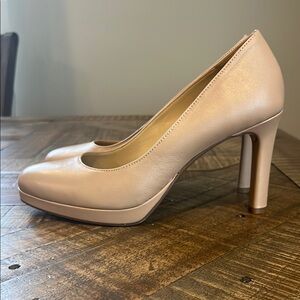 Naturalizer Tan Pumps Classic Sturdy Design